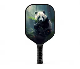 Dzieci używają rakiety z wł&oacute;kna szklanego