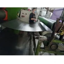 Proces kompozytowy. Powierzchnia PU i gumowa podeszwa są łączone ze sobą za pomocą zintegrowanej linii przetwarzania mieszanki.