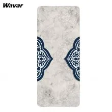 Ta zamszowo-gumowa mata do jogi z nadrukowanymi elementami została dostosowana przez naszego klienta, co oznacza, że jest odporna na pot.