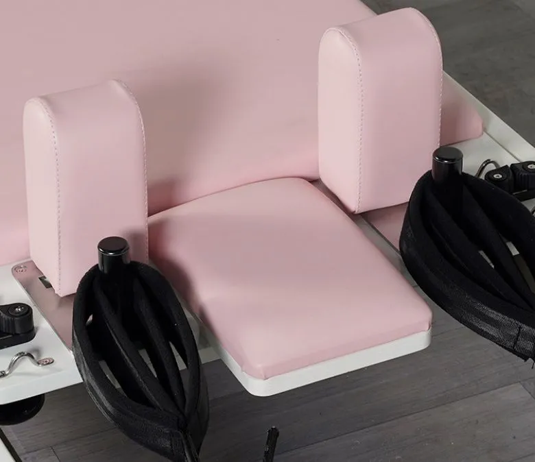 Sprzęt do pilatesu w kolorze białym, dębowym, różowym