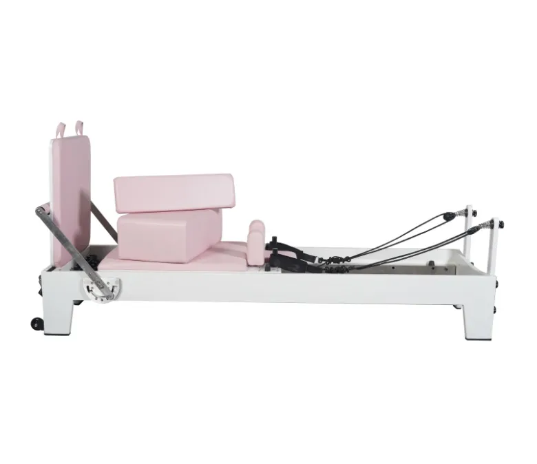 Sprzęt do pilatesu w kolorze białym, dębowym, różowym