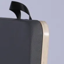 Możesz wybrać mikrofibrę (1/1,2 mm) lub skórę PU, a także możemy wykonać skórę o kulistej fakturze, która różni się od gładkiej powierzchni w modelu podstawowym. Bezpłatny laserowy wydruk logo dla więcej niż 5 sztuk.