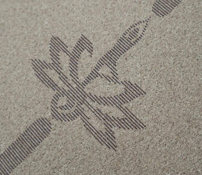 Mata do jogi z gumy korkowej klasy studyjnej z liniami wyrównującymi