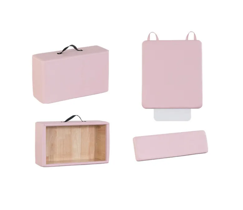 Sprzęt do pilatesu w kolorze białym, dębowym, różowym