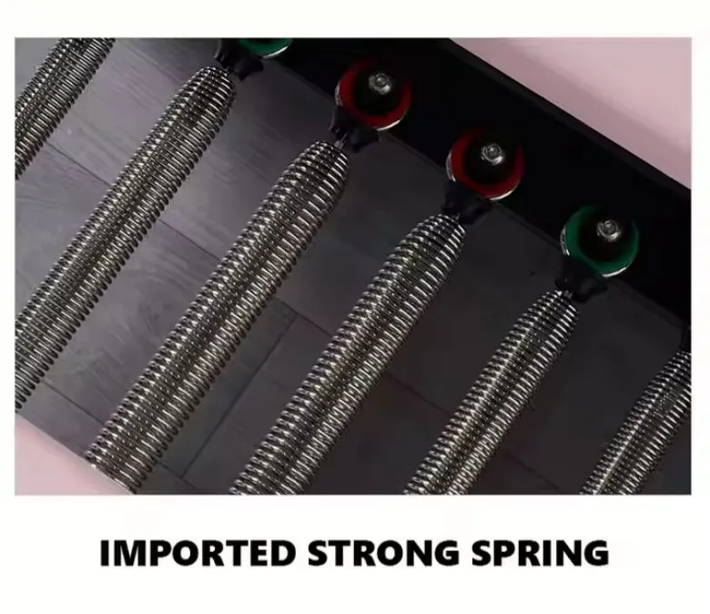 Sprzęt do pilatesu w kolorze białym, dębowym, różowym