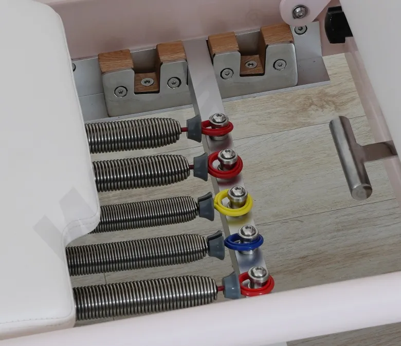 Nowy, różowy, stalowy reformator do pilatesu z wbudowanym drążkiem na stopy